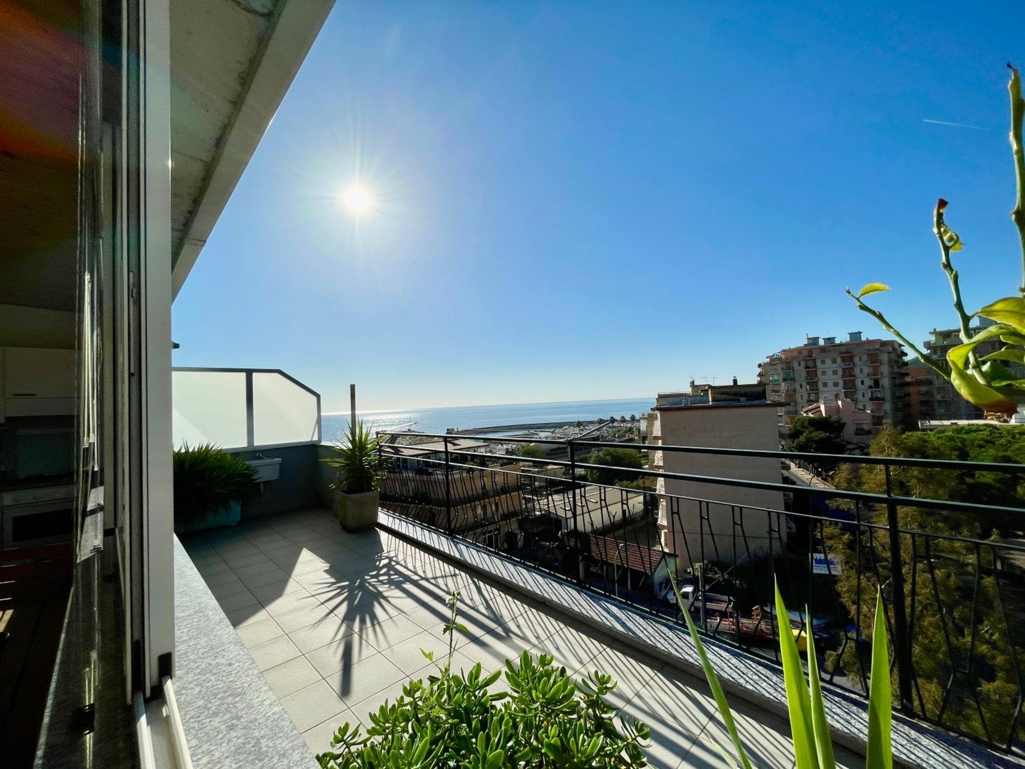 50 Mt Dalle Spiagge, Attico Vista Mare Loano Exteriör bild